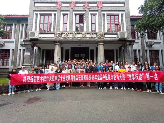 图2:威廉希尔在校员工热烈欢迎代表队载誉归来